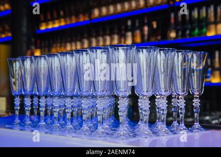 Beaucoup de verres de champagne se tient debout sur une table en verre, transparente. Banque D'Images