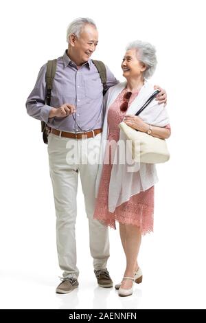 Happy senior couple walking together Banque D'Images