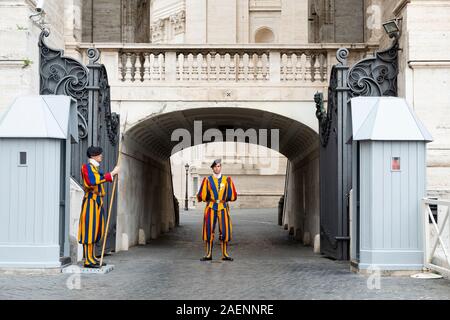 Cité du Vatican, CITÉ DU VATICAN - Le 15 octobre 2019 : Les membres de la Garde Suisse pontificale, l'un d'eux avec sa hallebarde à la guérite, gardant l'entrée à Banque D'Images