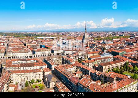 La Mole Antonelliana aerial vue panoramique, une étape importante dans la construction de la ville de Turin, région du Piémont de l'Italie Banque D'Images