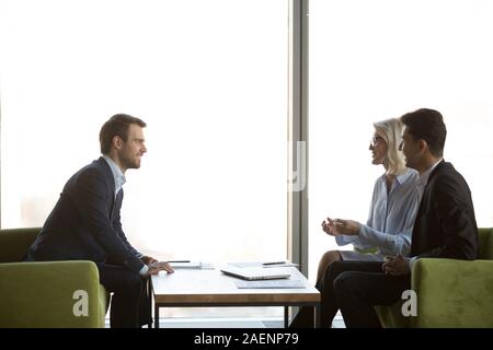 Smiling employés discuter de projet, manager exécutif la consultation des clients Banque D'Images