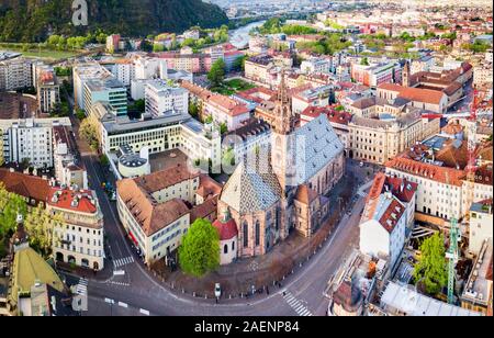 La Cathédrale ou Duomo di Bolzano Bolzano aerial vue panoramique, situé dans la ville de Bolzano, dans le Tyrol du Sud, Italie Banque D'Images