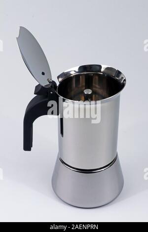 Café Moka dans l'acier pour la préparation du café d'accueil, une cuisine typiquement italienne Banque D'Images