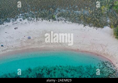 Pink Beach, le Parc National de Komodo, en Indonésie. Banque D'Images