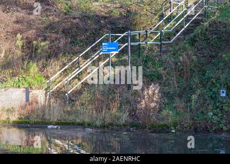 Étapes désaffectée jusqu'au chemin de halage sur l'ancienne ligne principale canal dans Smethwick, West Midlands, Royaume-Uni Banque D'Images