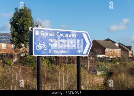 La piste cyclable du canal de direction pour les cyclistes sur l'ancienne ligne principale Canal dans Smethwick,West Midlands,distance à Birmingham et Wolverhampton. Banque D'Images