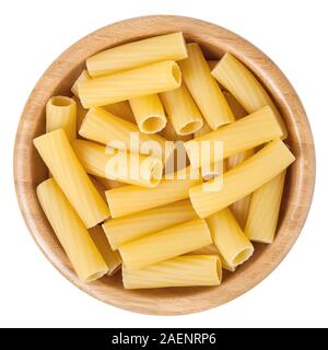 Pâtes Rigatoni dans bol en bois isolé sur fond blanc Banque D'Images