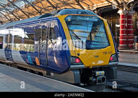 Un Northern Rail de neuf train à la Station Liverpool Lime Street UK, partie d'un £500m nouvelle flotte avec des fonctionnalités telles que le client gratuitement une connexion Wi-Fi gratuite, de la climatisation. Banque D'Images