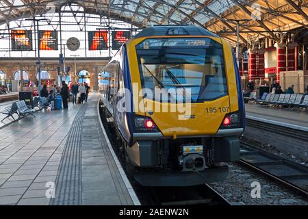 Un Northern Rail de neuf train à la Station Liverpool Lime Street UK, partie d'un £500m nouvelle flotte avec des fonctionnalités telles que le client gratuitement une connexion Wi-Fi gratuite, de la climatisation. Banque D'Images