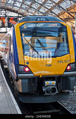 Un Northern Rail de neuf train à la Station Liverpool Lime Street UK, partie d'un £500m nouvelle flotte avec des fonctionnalités telles que le client gratuitement une connexion Wi-Fi gratuite, de la climatisation. Banque D'Images