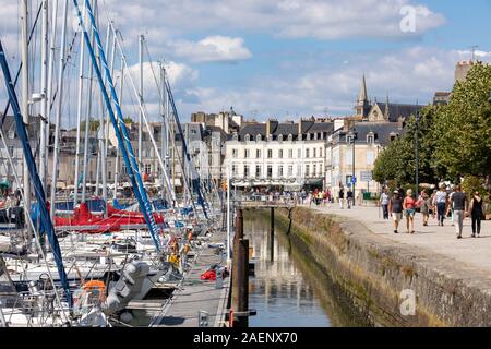 Vannes (Bretagne, nord-ouest de la France) : le port et le quai "quai Bernard Moitessier" avec la porte 'porte Saint-Vincent" et les bâtiments en "plac Banque D'Images