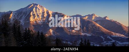 Coucher du Soleil vue panoramique sur la Petite Autane peak dans le Champsaur. Saint-léger-les-Melezes ski resort, Hautes-Alpes (05), Alpes, France Banque D'Images