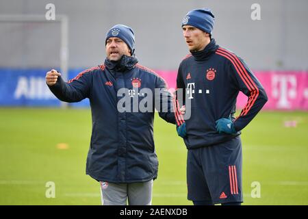 Munich, Allemagne. Dec 10, 2019. Hans Dieter Flick (FC Bayern Munich) coach avec Leon GORETZKA (FC Bayern Munich), geste, donne des instructions, la formation finale FC Bayern Munich avant le match de la Ligue des Champions FC Bayern Munich - Tottenham Hotspur, football, sur 10.12.2019. Utilisation dans le monde entier | Credit : dpa/Alamy Live News Banque D'Images