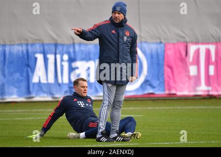 Munich, Allemagne. Dec 10, 2019. Hans Dieter Flick (FC Bayern Munich entraîneur) avec Manuel NEUER (gardien FC Bayern Munich), geste, donne des instructions, la formation finale FC Bayern Munich avant le match de la Ligue des Champions FC Bayern Munich - Tottenham Hotspur, football, sur 10.12.2019. Utilisation dans le monde entier | Credit : dpa/Alamy Live News Banque D'Images