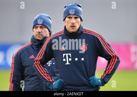 Munich, Allemagne. Dec 10, 2019. Hans Dieter Flick (Hansi, entraîneur FC Bayern Munich) avec Leon GORETZKA (FC Bayern Munich), la formation finale FC Bayern Munich avant le match de la Ligue des Champions FC Bayern Munich - Tottenham Hotspur, football, sur 10.12.2019. Utilisation dans le monde entier | Credit : dpa/Alamy Live News Banque D'Images