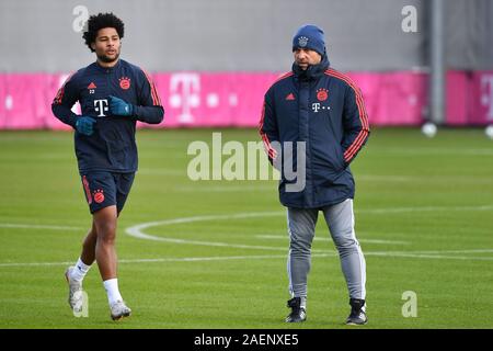 Munich, Allemagne. 10 Dec, 2019. v.re:Hans Dieter Flick (Hansi, entraîneur du FC Bayern Munich), Serge GNABRY (FC Bayern Munich), la formation finale FC Bayern Munich avant le match de la Ligue des Champions FC Bayern Munich - Tottenham Hotspur, football, sur 10.12.2019. Utilisation dans le monde entier | Credit : dpa/Alamy Live News Banque D'Images