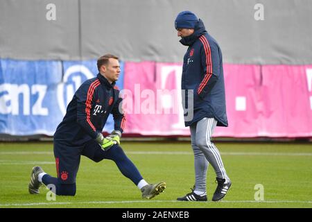 Munich, Allemagne. Dec 10, 2019. Hans Dieter Flick (FC Bayern Munich entraîneur) avec Manuel NEUER (gardien de but du Bayern de Munich), la formation finale FC Bayern Munich avant le match de la Ligue des Champions FC Bayern Munich - Tottenham Hotspur, football, sur 10.12.2019. Utilisation dans le monde entier | Credit : dpa/Alamy Live News Banque D'Images