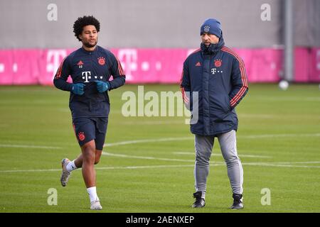 Munich, Allemagne. 10 Dec, 2019. v.re:Hans Dieter Flick (Hansi, entraîneur du FC Bayern Munich), Serge GNABRY (FC Bayern Munich), la formation finale FC Bayern Munich avant le match de la Ligue des Champions FC Bayern Munich - Tottenham Hotspur, football, sur 10.12.2019. Utilisation dans le monde entier | Credit : dpa/Alamy Live News Banque D'Images