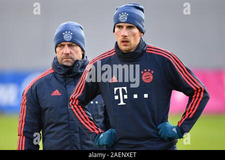 Munich, Allemagne. Dec 10, 2019. Hans Dieter Flick (Hansi, entraîneur FC Bayern Munich) avec Leon GORETZKA (FC Bayern Munich), la formation finale FC Bayern Munich avant le match de la Ligue des Champions FC Bayern Munich - Tottenham Hotspur, football, sur 10.12.2019. Utilisation dans le monde entier | Credit : dpa/Alamy Live News Banque D'Images