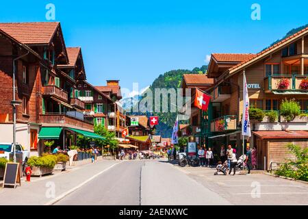 Grindelwald, Suisse - le 14 juillet 2019 : des maisons de village de Lauterbrunnen dans le district d'Interlaken dans le canton de Berne, Suisse Banque D'Images