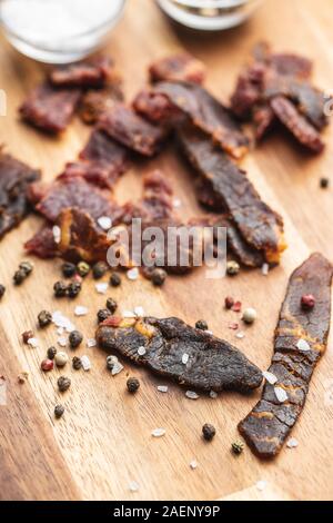 Morceaux de boeuf au poivre et sel. La viande de boeuf séché. Banque D'Images