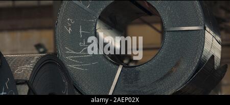 Paliers industriels rack avec rouleaux de tôle d'un profil en métal formant la machine dans l'usine de métallurgie de l'atelier. Concept pour la production des métaux. Fermer Banque D'Images