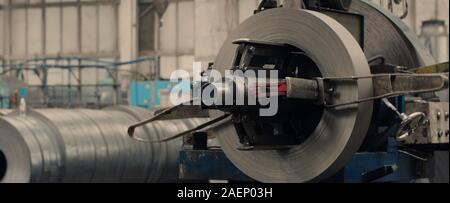 Paliers industriels rack avec rouleaux de tôle d'un profil en métal formant la machine dans l'usine de métallurgie de l'atelier. Concept pour la production des métaux. Fermer Banque D'Images