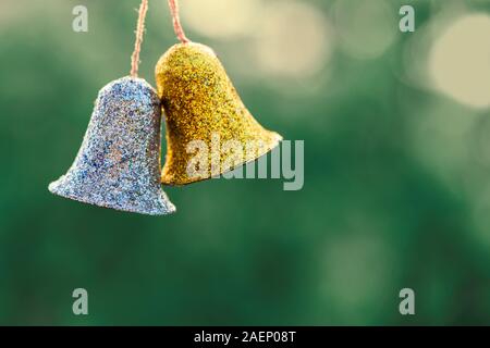 Close up image de cloches de Noël ou des ornements de décoration étendus dehors dans la forêt. Concept de base pour l'hiver, carte postale, carte de vœux de noël w Banque D'Images