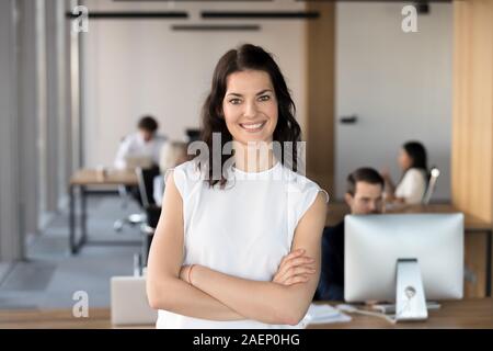 Head shot portrait of smiling businesswoman in office réussie Banque D'Images