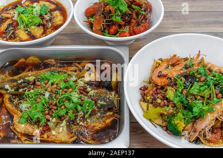 Un assortiment de plats traditionnels tels que Hotpot parfumé, épicé poisson bouilli, mini langoustes, poissons grillés de Chongqing. Mise à plat de haut en bas vue de la table de l'auth Banque D'Images