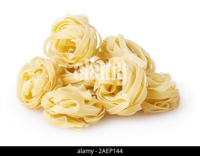 Les nids de tagliatelle isolé sur fond blanc avec clipping path Banque D'Images