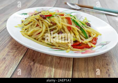 La Chine traditionnelle authentique cuisine chinoise du Sichuan accueil : Sauté de pomme de terre râpée avec green red pepper. Légumier, aigre et goût épicé, pot Banque D'Images