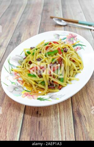 La Chine traditionnelle authentique cuisine chinoise du Sichuan accueil : Sauté de pomme de terre râpée avec green red pepper. Légumier, aigre et goût épicé, pot Banque D'Images