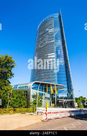 BONN, Allemagne - 29 juin 2018 : La Tour est le siège de l'entreprise logistique Deutsche Post DHL dans la ville de Bonn en Allemagne Banque D'Images