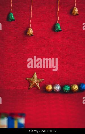 Contexte Composition de Noël, décorée avec des cloches, balles et golden star. Concept pour Noël carte de vœux, carte postale, lettre, fêtes d Banque D'Images