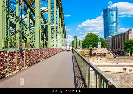 COLOGNE, ALLEMAGNE - 30 juin 2018 : des serrures à le pont Hohenzollern à Cologne, Allemagne Banque D'Images