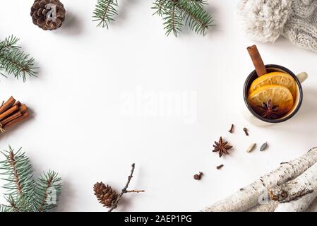 Arrière-plan de saison d'hiver. Branches de sapin de Noël, des pommes de pin, étoffes hat et boisson chaude d'hiver douillet, hygge concept. Télévision branché lay, vue de dessus, copiez Banque D'Images