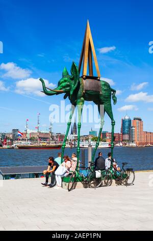 Hambourg, Allemagne - 07 juillet 2018 : un éléphant figure par Salvador Dali en face de l'entrée de Stage Theatre sur l'Elbe à Hambourg Banque D'Images