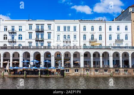 Hambourg, Allemagne - 07 juillet 2018 : Alsterarkaden galeries de magasins dans le centre-ville de Hambourg en Allemagne Banque D'Images