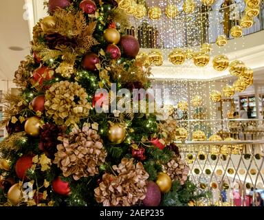 Le centre de Londres, à côté de l'arbre de Noël décoré et d'escalier avec de l'or de Noël en forme de spirale au grand magasin haut de gamme Fortnum & Mason, UK Banque D'Images