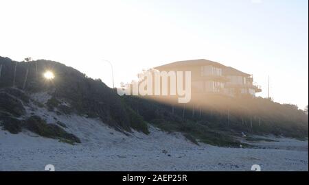 Misty sunset dans Jeffreys Bay, Afrique du Sud Banque D'Images