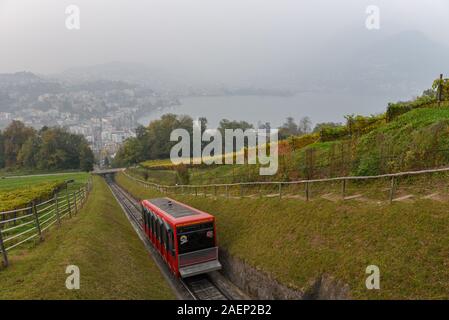 Lugano, Suisse - 19 octobre 2017 : téléphérique du Mont San Salvatore avec vue sur la baie de Lugano sur la Suisse Banque D'Images