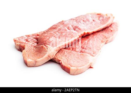 Escalope de veau de matières premières. La viande crue isolé sur fond blanc. Banque D'Images