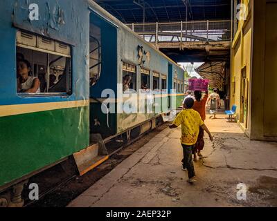 Le Train Circulaire de Yangon attentes à la plate-forme à l'époque coloniale de la gare centrale de Yangon à Yangon (anciennement Rangoon) au Myanmar (Birmanie) Banque D'Images