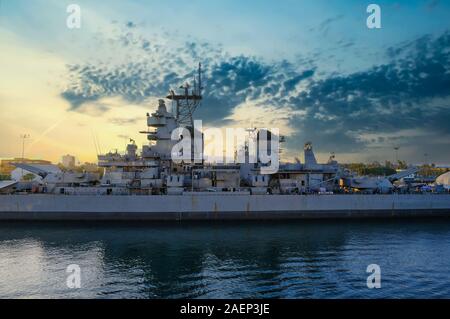 Le cuirassé Iowa au coucher du soleil Banque D'Images