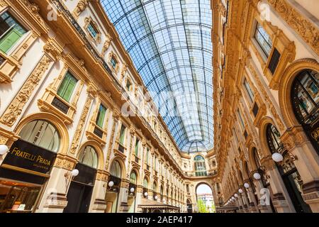 MILAN, ITALIE - 09 avril, 2019 : la galerie Vittorio Emanuele II est un centre commercial actif le plus âgé et un site important de Milan en Italie Banque D'Images