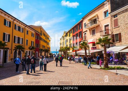 SIRMIONE, ITALIE - 12 avril 2019 : café de la rue dans le centre de la ville de Sirmione, situé au lac de Garde en Italie Banque D'Images