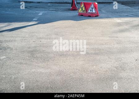 Rouleau compresseur à un site de construction routière close-up indications pour la réparation des routes, le blocage de la chaussée d'une rue de la ville Banque D'Images