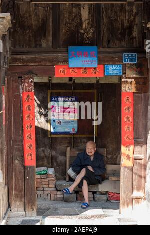 7 mars 2019 : vieil homme sur une chaise, Jianshui, Yunnan, Chine Banque D'Images