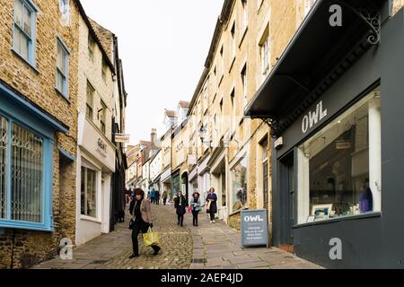 Jusqu'à une étroite rue pavée avec de petits magasins indépendants. Catherine Hill, Frome, Somerset, England, UK, Grande-Bretagne Banque D'Images